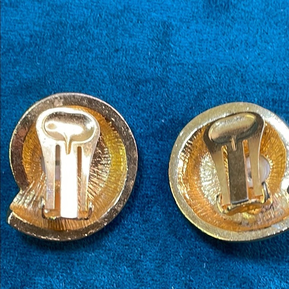 Vintage Goldtone and Faux Pearl Spiral Clip On Earrings - Picture 5 of 7